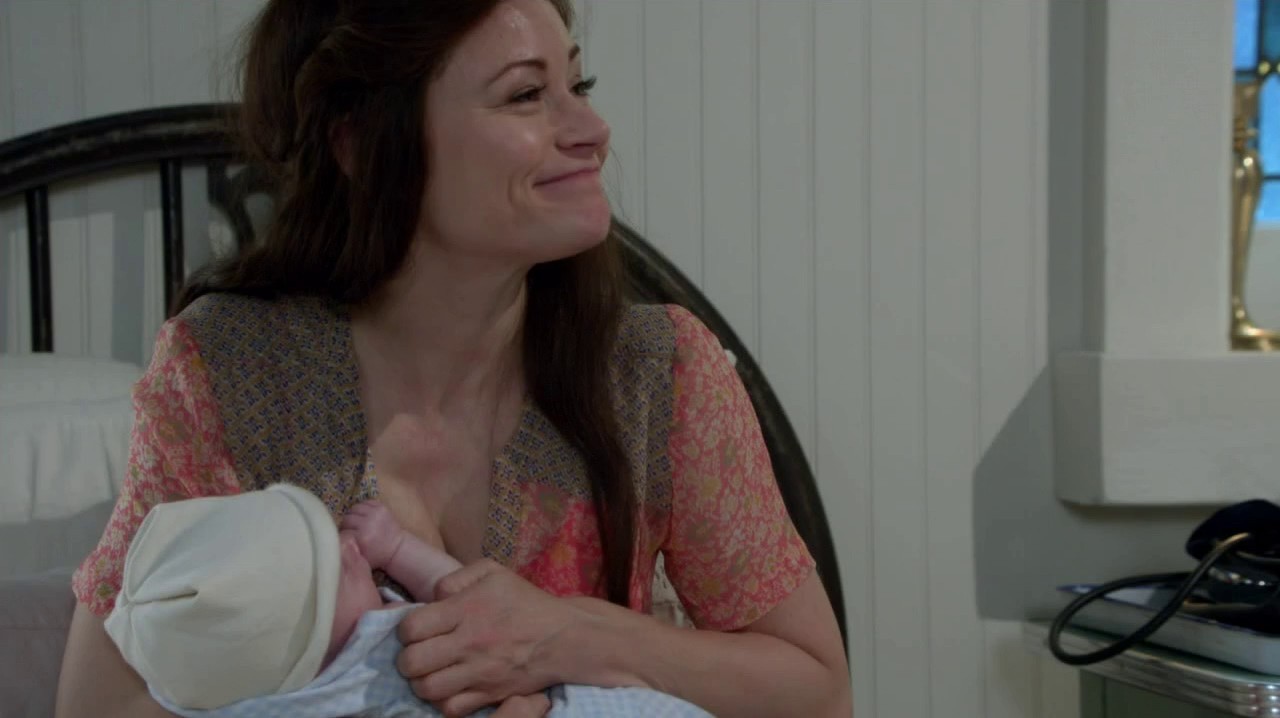 Once Upon a Time 6x09. Bella con su hijo recién nacido Gideon en brazos