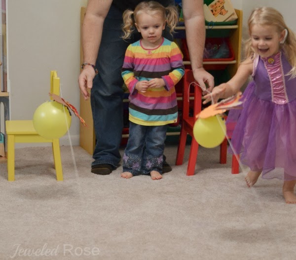Wow the kids this fall and make turkey balloon rockets!  This fun science experiment is great for preschool! #balloonrockets #balloonrocketsforkids #balloonrocketsexperiments #turkeyballoons #turkeyballoonrockets #turkeyrocketrace #fallscience #turkeyrocket #scienceexperimentskids #growingajeweledrose #activitiesforkids