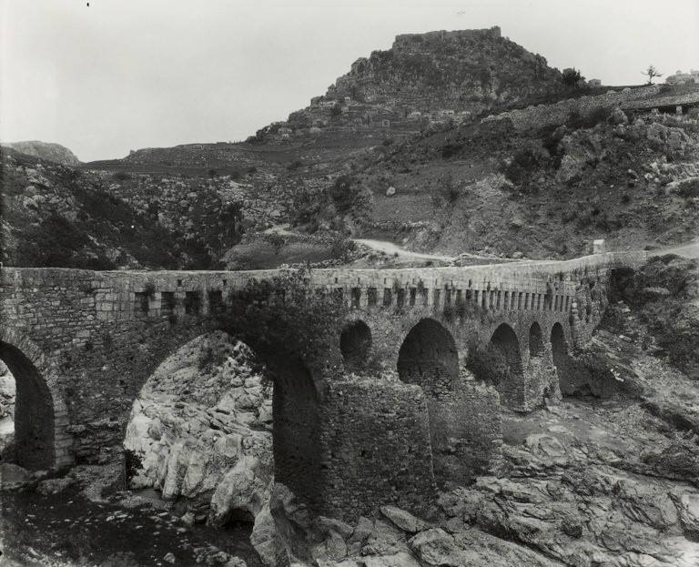 Αρκαδία, η παλιά γέφυρα της Καρύταινας, 1923, από το ταξίδι του Thomas Whittemore στην Ελλάδα.