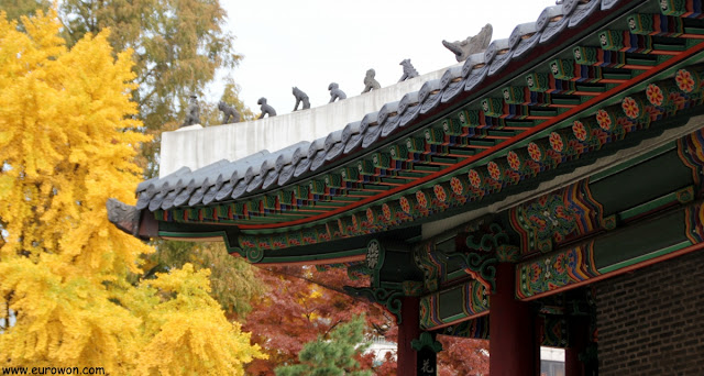 Figuritas protectoras en el tejado del santuario Dongmyo