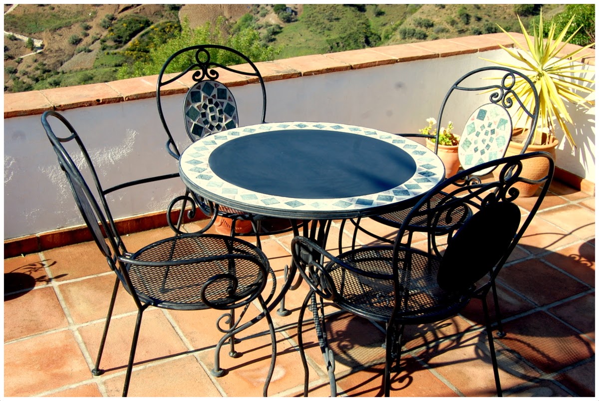 Digame: For Sale - Sofa and Patio Table & Chairs