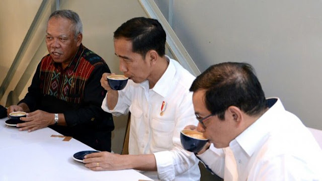 Saat Bersantai Presiden Jokowi Ngopi Bareng Menteri, Lihat Casing Hp-nya Mbois