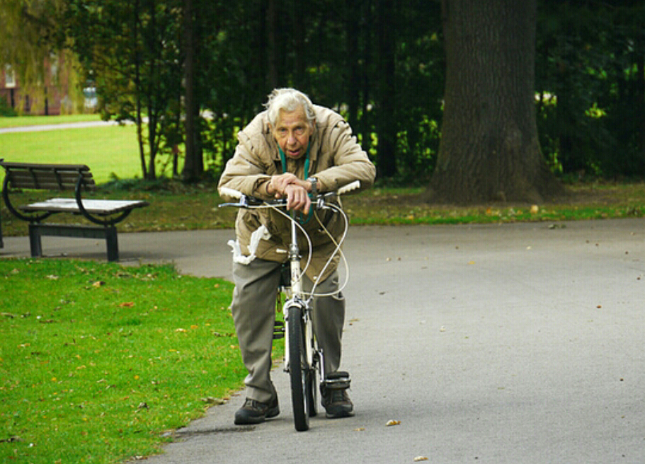 Старики старухами видео. Дедушка на велосипеде. Велосипед для пенсионеров. Бабушка на велосипеде. Самокат для пенсионеров.