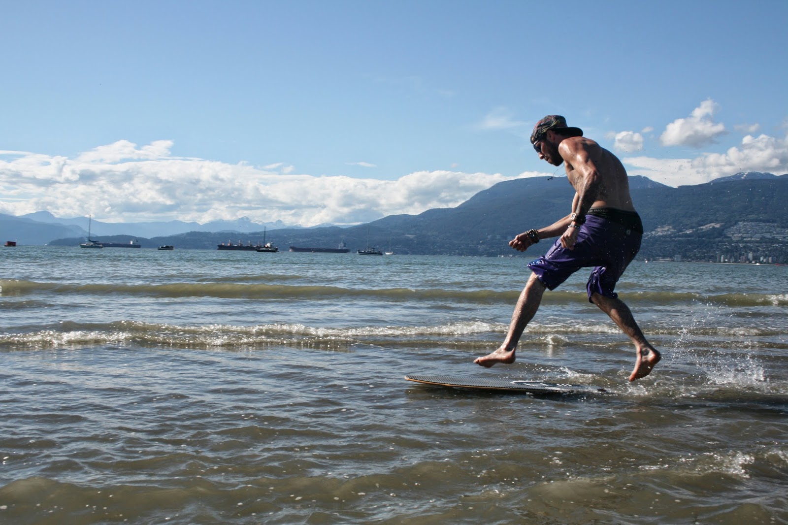 Educación Física y Cultura Física SKIMBOARDING A MEDIO CAMINO ENTRE