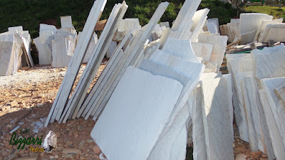 Pedra São Tomé branca pra escada de pedra pronto para ser serrada com tamanhos sob medida para escada de pedra.