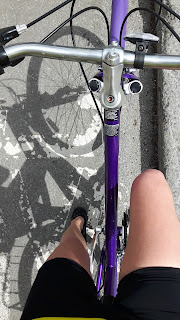 Jambes de cycliste, bicyclette violette