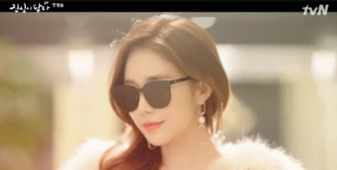 Yoo In Na Kacamata Hitam Yoo In Na di Drama Korea Touch Your Heart Menjadi Daya Tarik Penonton