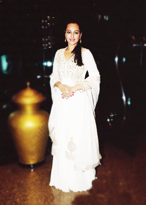 Sonakshi Sinha Dress1 - Sonakshi Sinha Dresses Pics