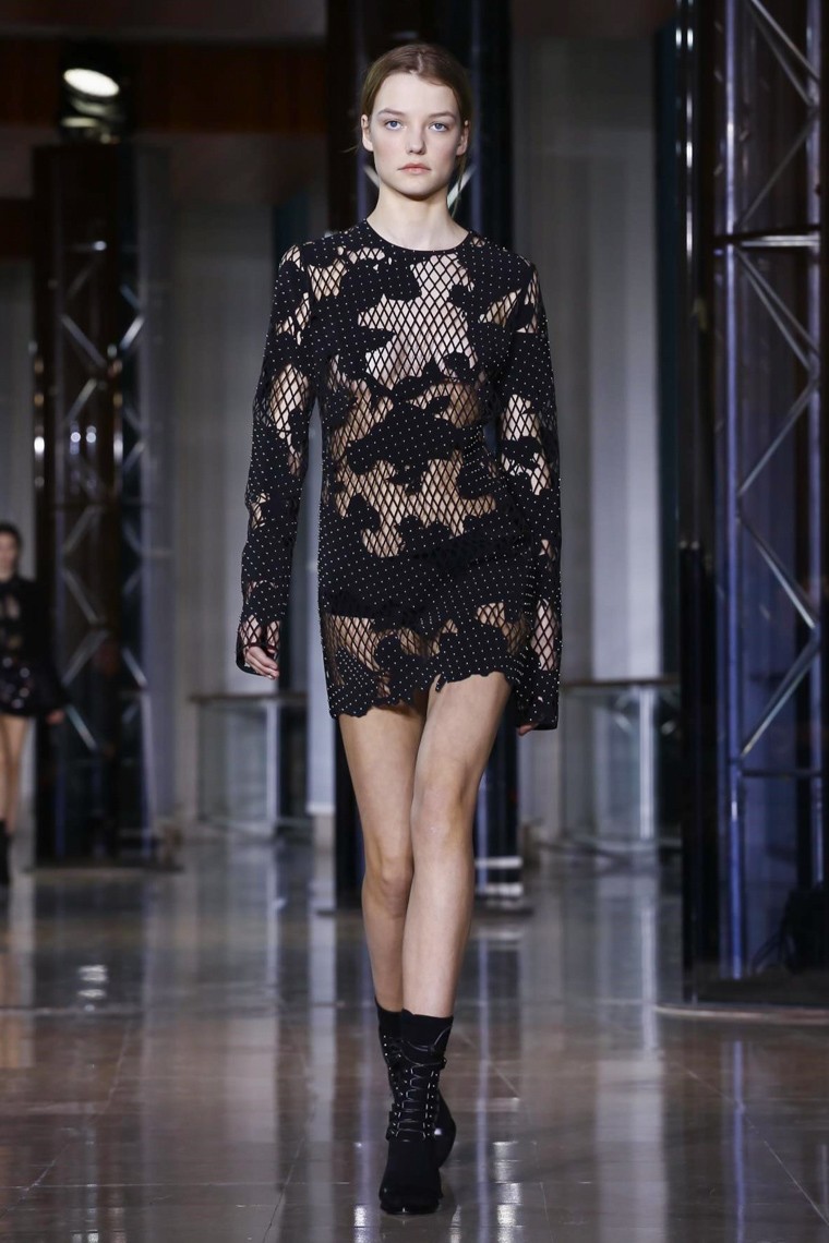 Anthony Vaccarello Fall/Winter 2016-2017 RTW PFW anthony-vaccarello-fall-winter-2016-2017-collection-paris-fashion-week, anthony-vaccarello-fall-winter-2016-2017, anthony-vaccarello-fall-winter-2016, anthony-vaccarello-fall-winter-2017, anthony-vaccarello-fall-2016, anthony-vaccarello-fall-2017, anthony-vaccarello-versace, sexy-girl, sexy-woman, sexy-fashion, dudessinauxpodiums, du-dessin-aux-podiums