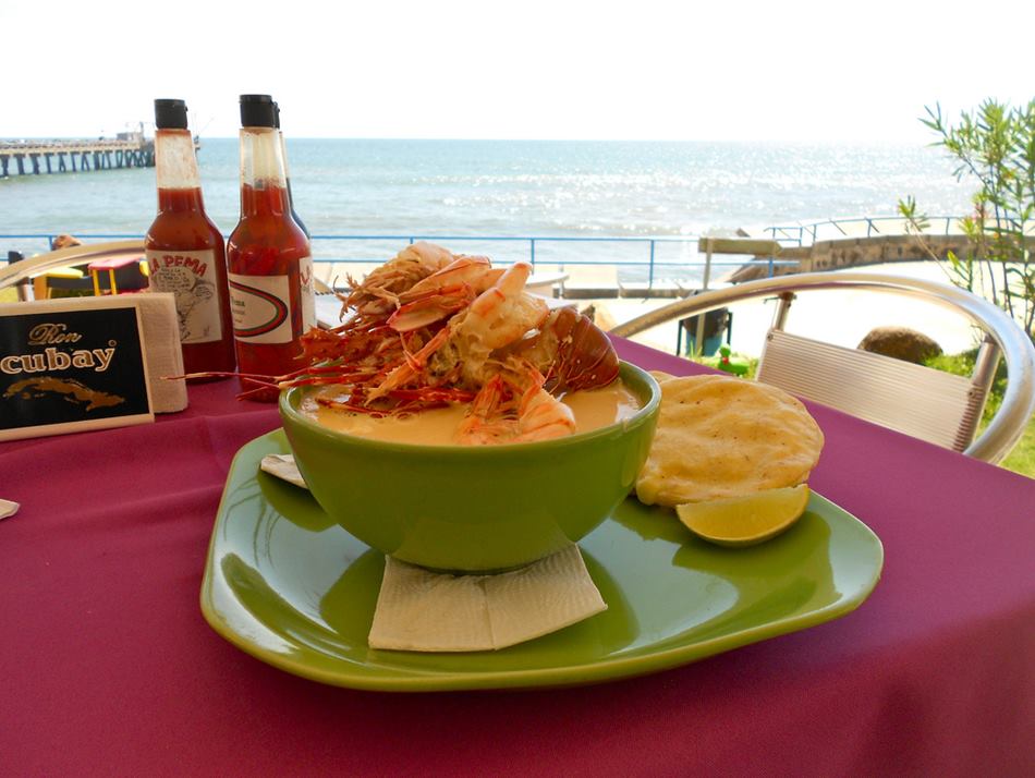 EL SALVADOR DE AYER Y HOY MARISCADA servida a la salvadoreña, con vista al muelle del Puerto de