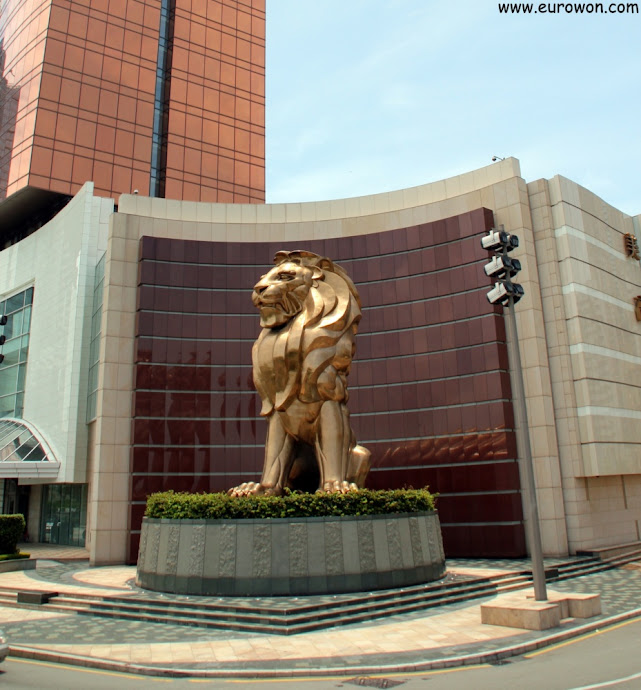 León dorado del edificio MGM de Macao