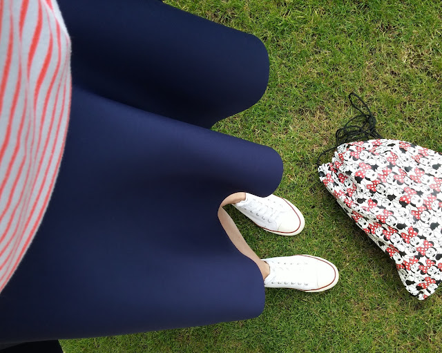 Biało-czerwone paski i spódnica z koła czyli sportowa stylizacja