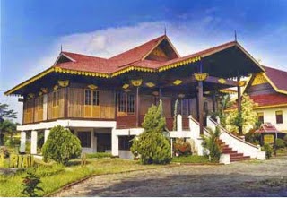 Rumah Adat Provinsi Riau ( Rumah melayu selaso jatuh kembar )