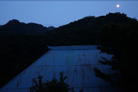長野県生坂村　工芸と喫茶ひとつ石の庭から見える古民家と山と月