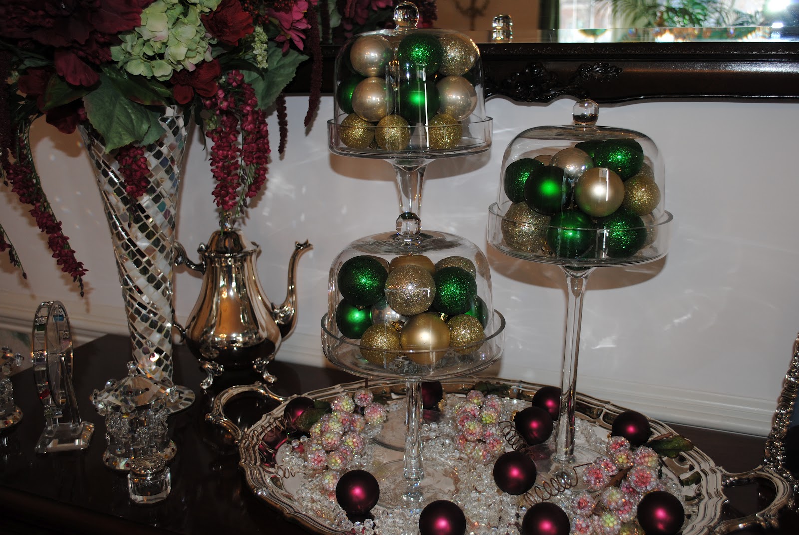 Christmas Holiday Ideas FESTIVE ORNAMENT DISPLAYS