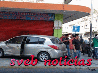 Auto se incrusta en negocio tras chocar con un taxi en centro Veracruz
