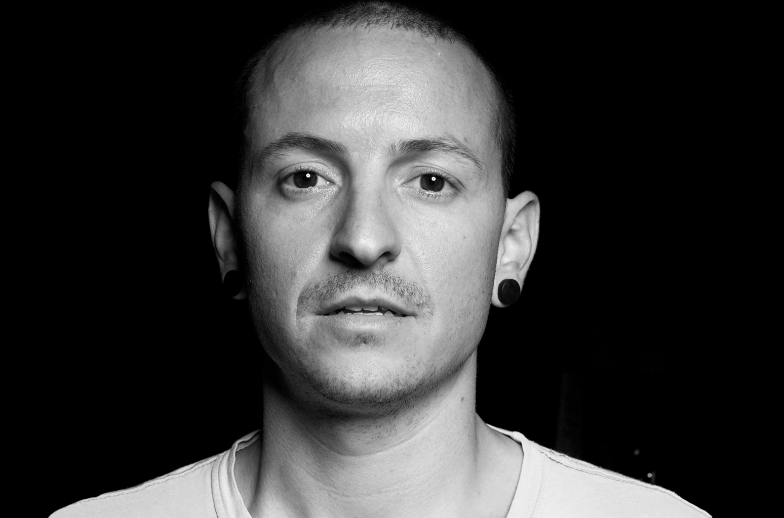 Честер Беннингтон улыбается