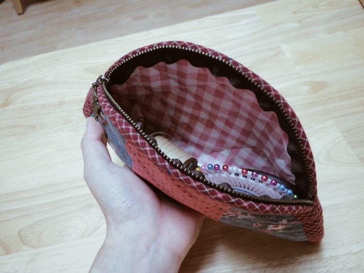 Quilted Zippered Cosmetic Bag Tutorial. DIY Tutorial Ideas!