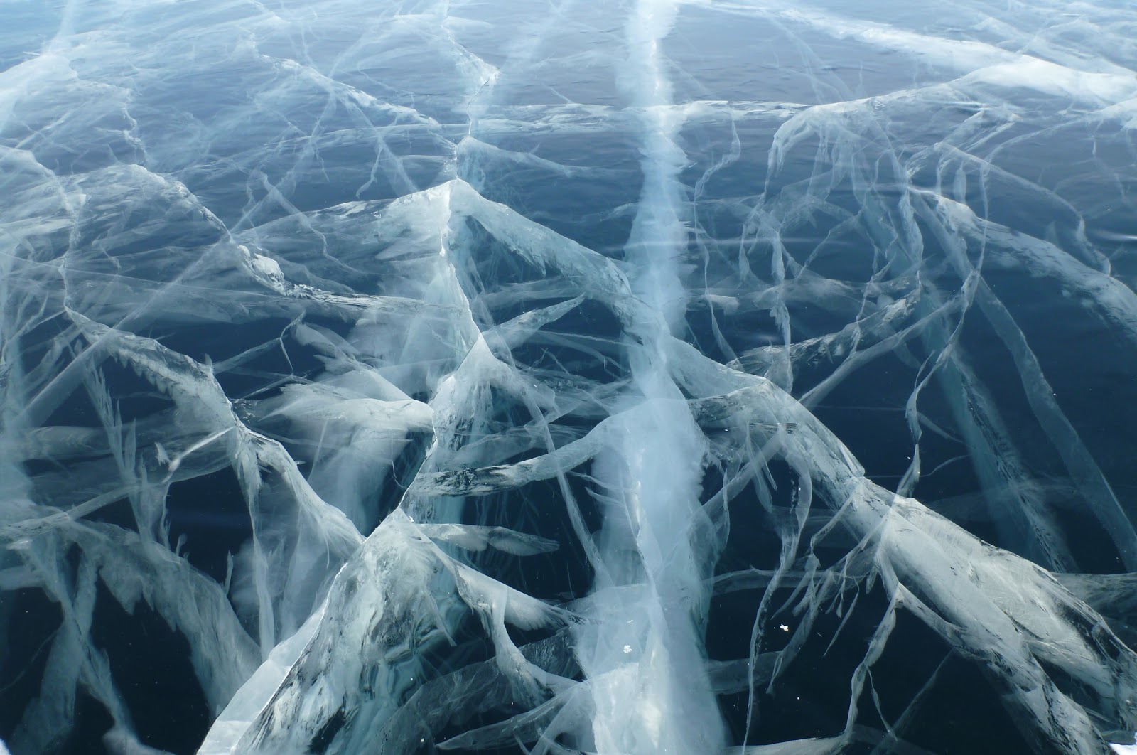 Трещины на льду. Лед Байкала. Треснувший лед. Байкал трещины на льду.