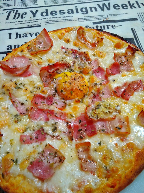 Pizza de bacon, Gorgonzola i ou