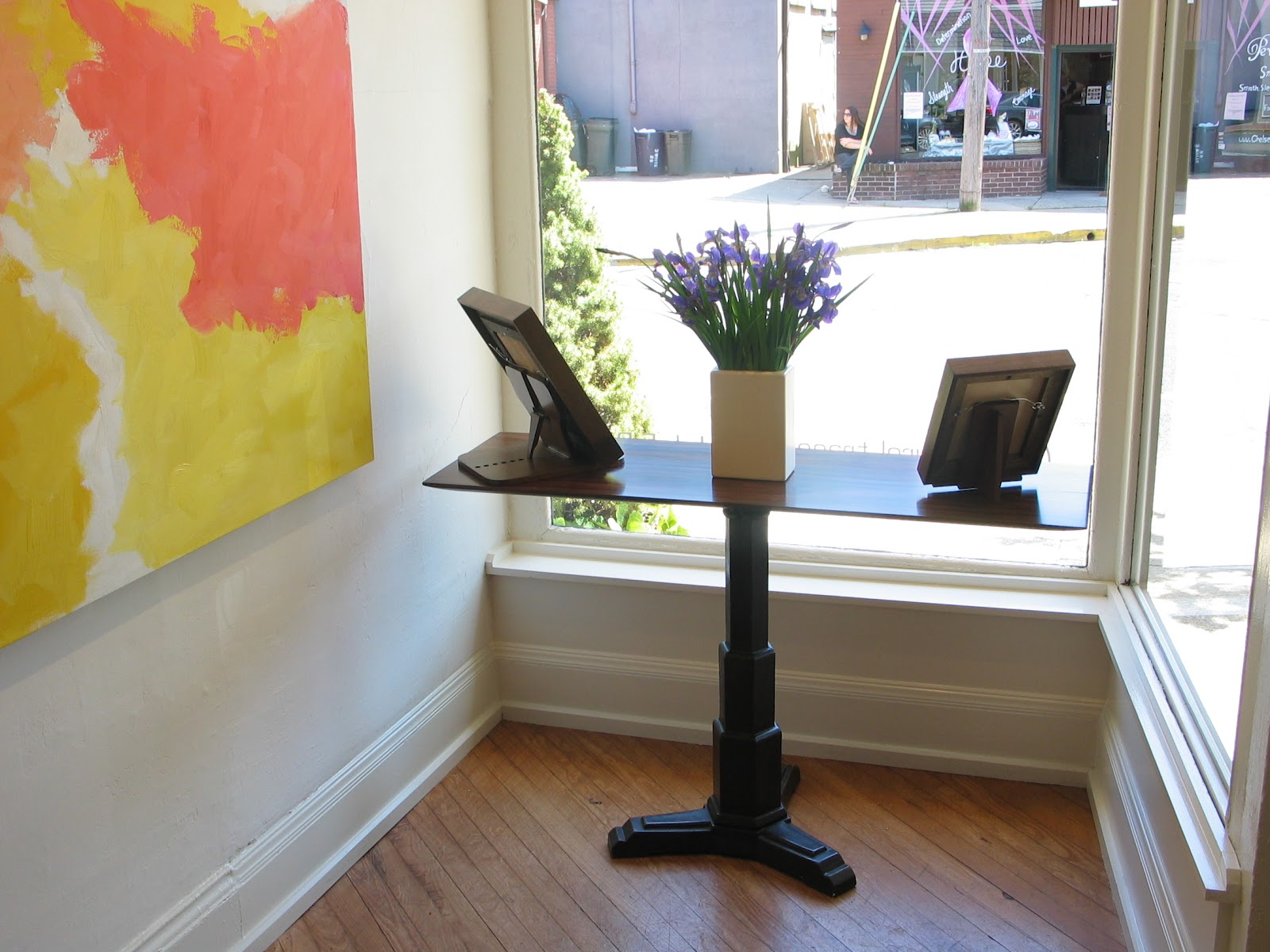 Art and Home Gallery Display Table