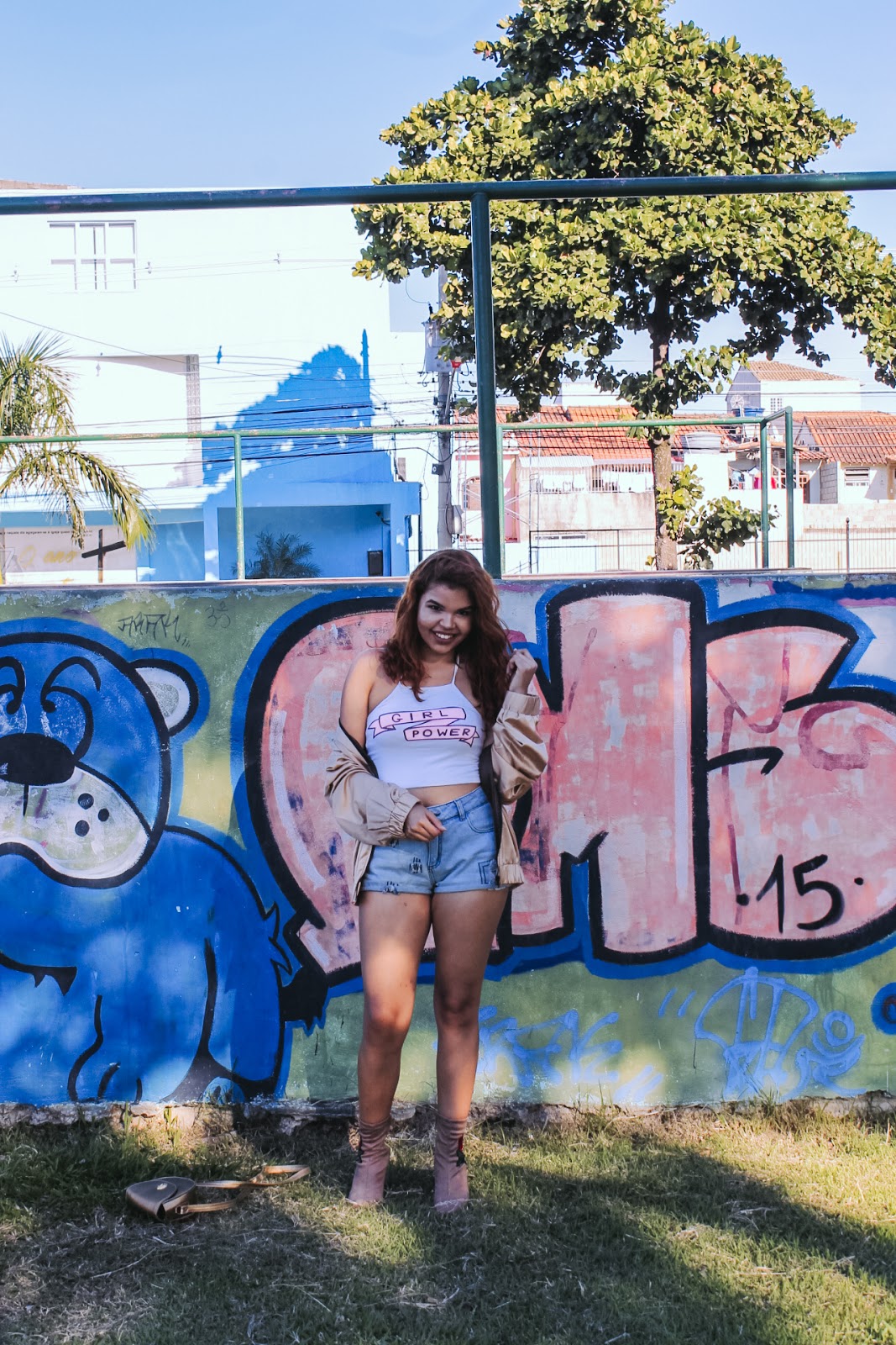 look street style, look urbano, bomber jacket, look bomber dourada, look bota bordada com flor, look girl power, look shorts com bota, look bomber com shorts, look neutro look street style, look urbano, bomber jacket, look bomber dourada, look bota bordada com flor, look girl power, look shorts com bota, look bomber com shorts, look neutro