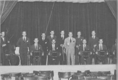 Julio De Caro con su orquesta en 1954; lo acompañan Francisco De Caro, Hugo Baralis, Marcos Madrigal, Arturo Penón, Cachito Presas, Carlos Marcucci.