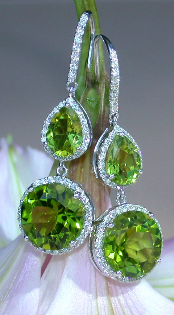 Dangling Earrings with Diamonds & Peridots. 13.48 ct. WG18K