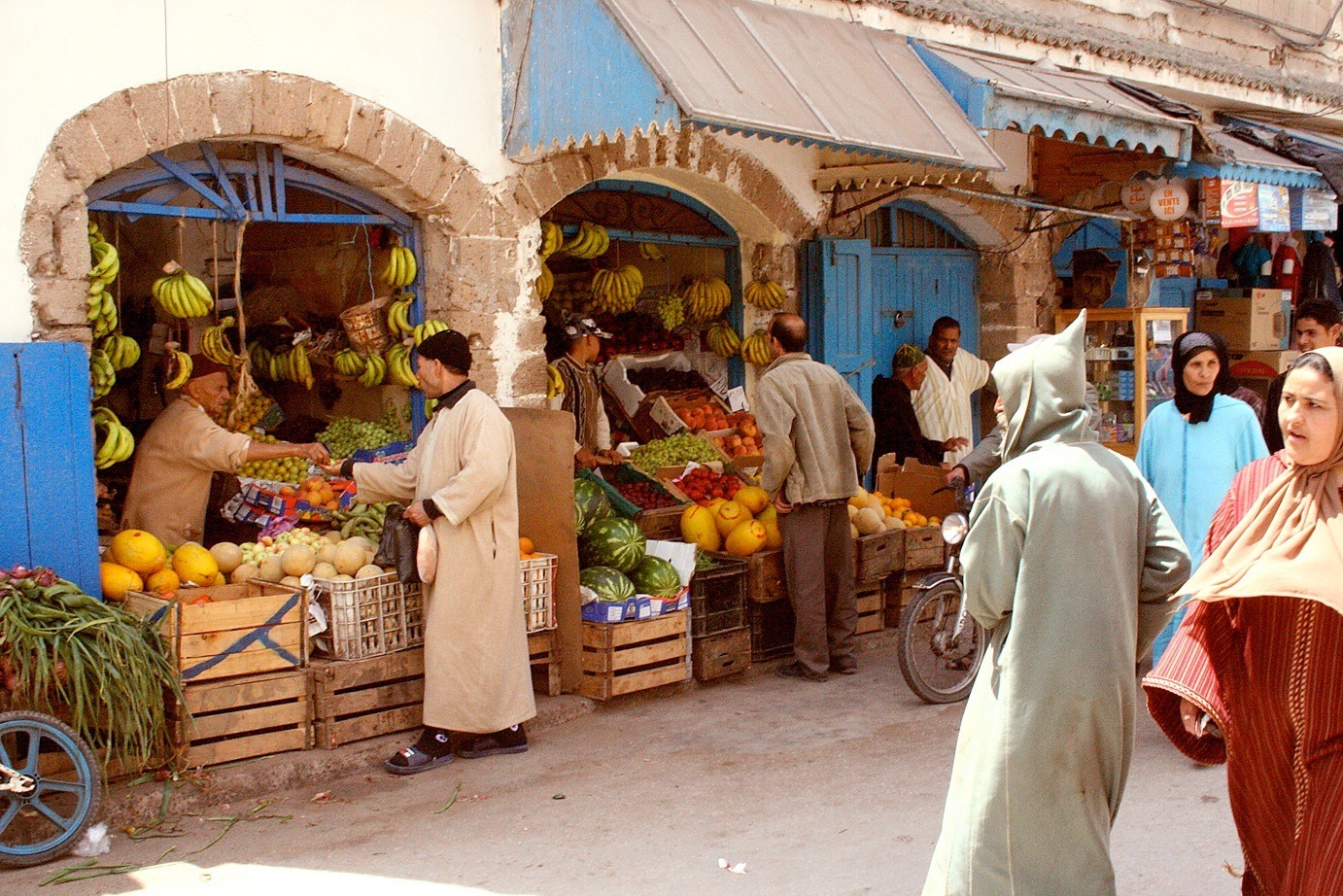 Мусульманский рынок. Рынок Эссуэйра Марокко. Агадир Марокко рынок. Восточный базар в Марокко. Марокко рынок Медина торговцы.