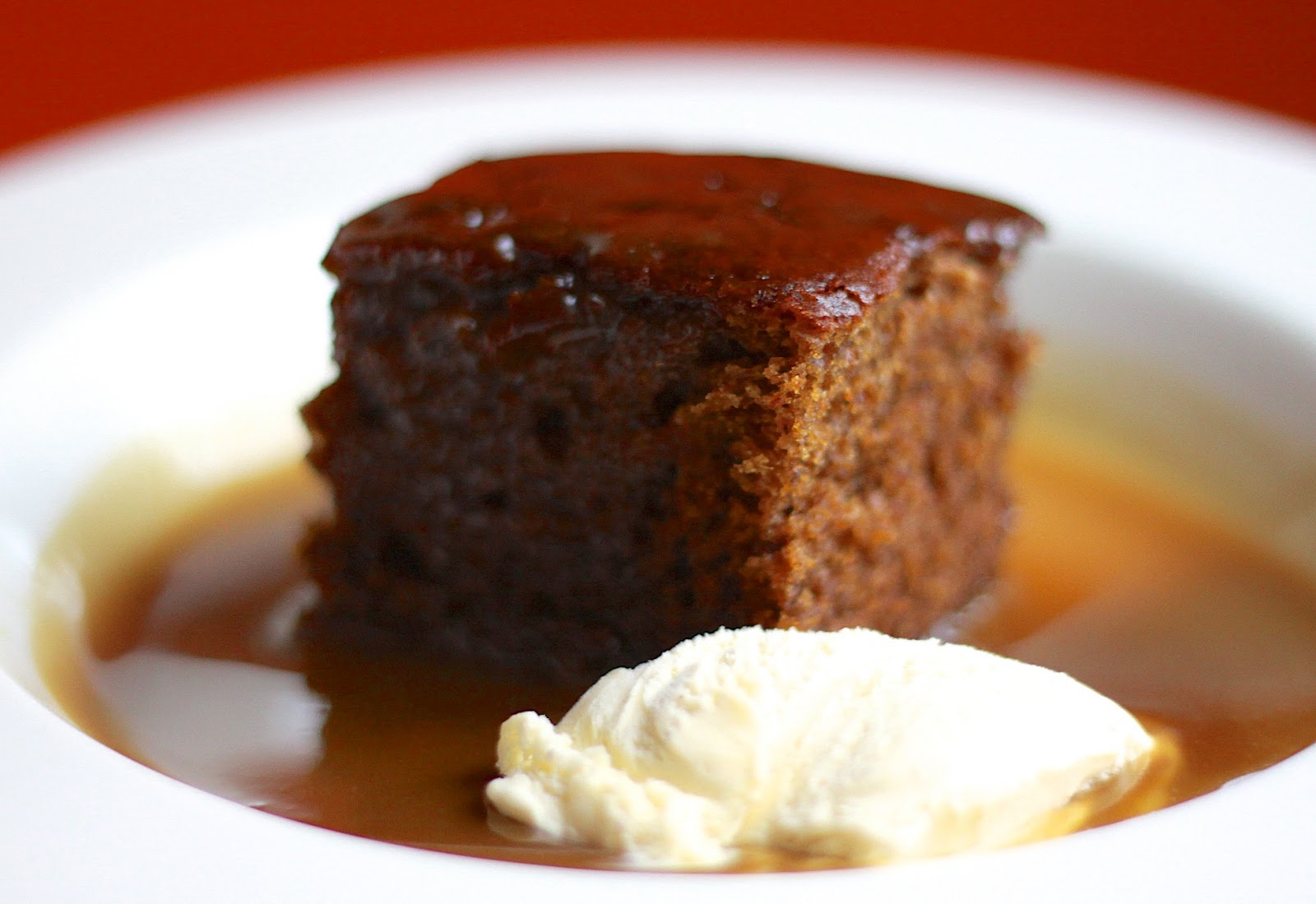 Dokładka Sticky toffee pudding czyli daktylowe ciasto z polewą toffi