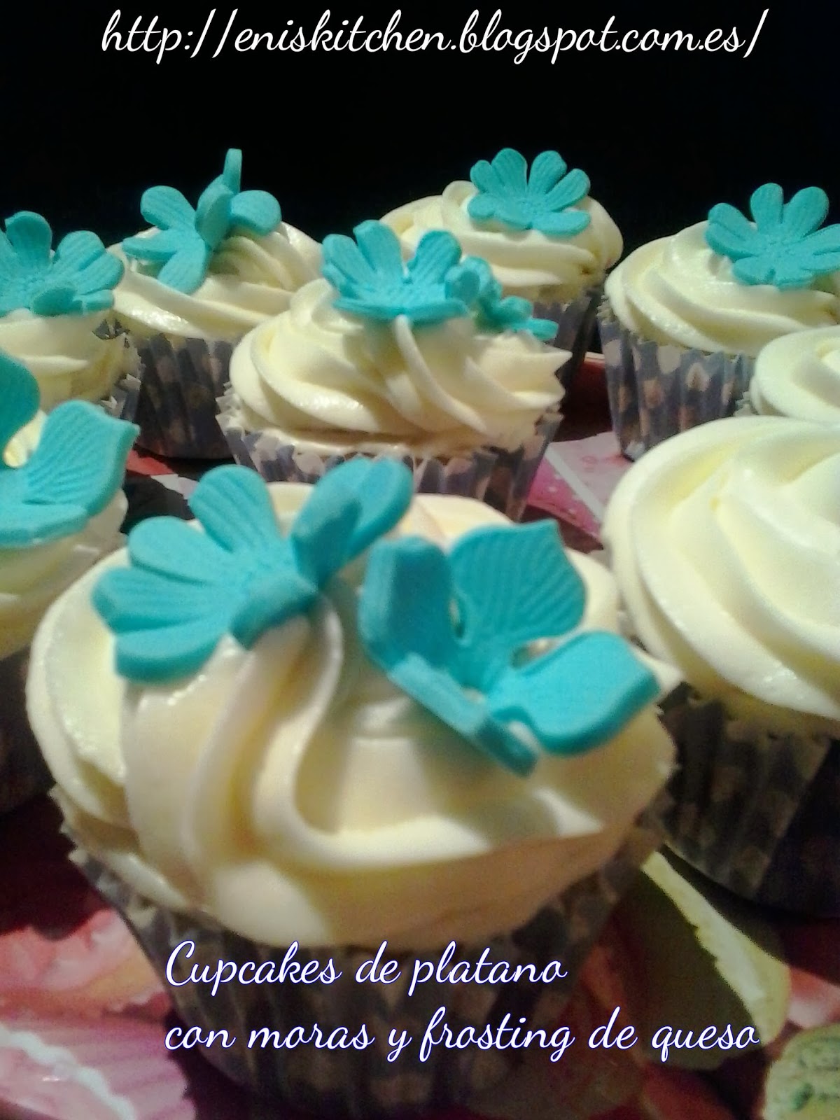 Eni's Kitchen Cupcakes de plátano con relleno de moras frescas y