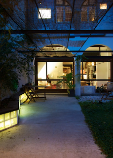 Marzua: El arquitecto Carles Enrich recupera una casa-patio en el