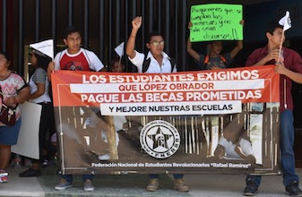 Manifestación en Chetumal exigen a AMLO cumpla entrega de becas