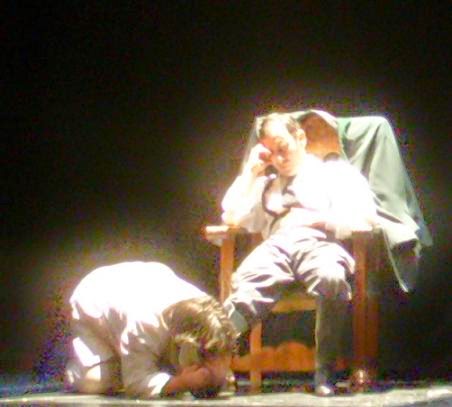 Carlos Morales y Julio Clemente Lourtau en un momento del reestreno de GUANTES DE PIEL HUMANA (2009), de Carlos Morales y Julio Clemente Lourtau; escrita y representada por primera vez en 1978, es la primera obra de teatro en Español de todas las escritas hasta la fecha en torno al Holocausto. 