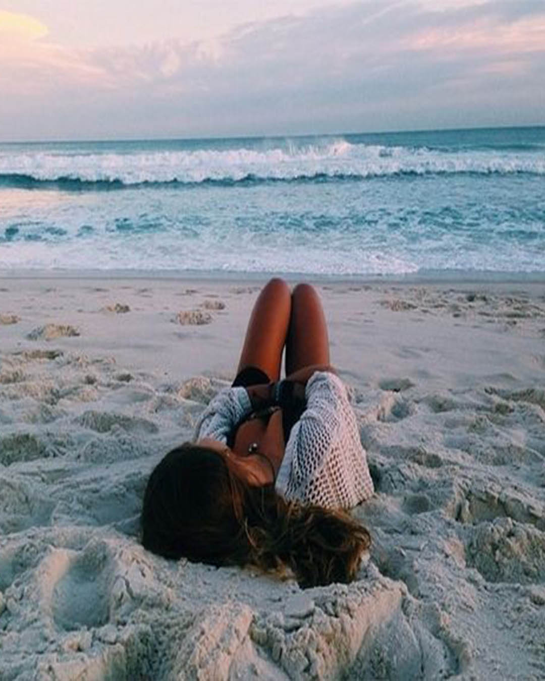 Фото девушки спиной на море. Девушка на море со спины. Девушка-море. Лежит на пляже. Фотосессия на море.