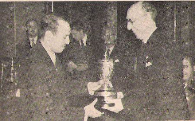 Arturo Pomar recibiendo el trofeo de Campeón de España 1957