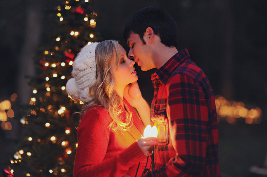 Парень и девушка новый год. Зимняя романтика. Новый год с любимым. Влюбленные в новогоднюю ночь.