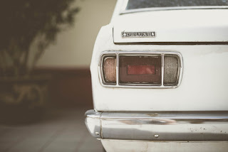 Spatele unei mașini de lux - foto de Sven Scheuermeier - unsplash.com Spatele unei mașini de lux - foto de Sven Scheuermeier - unsplash.com