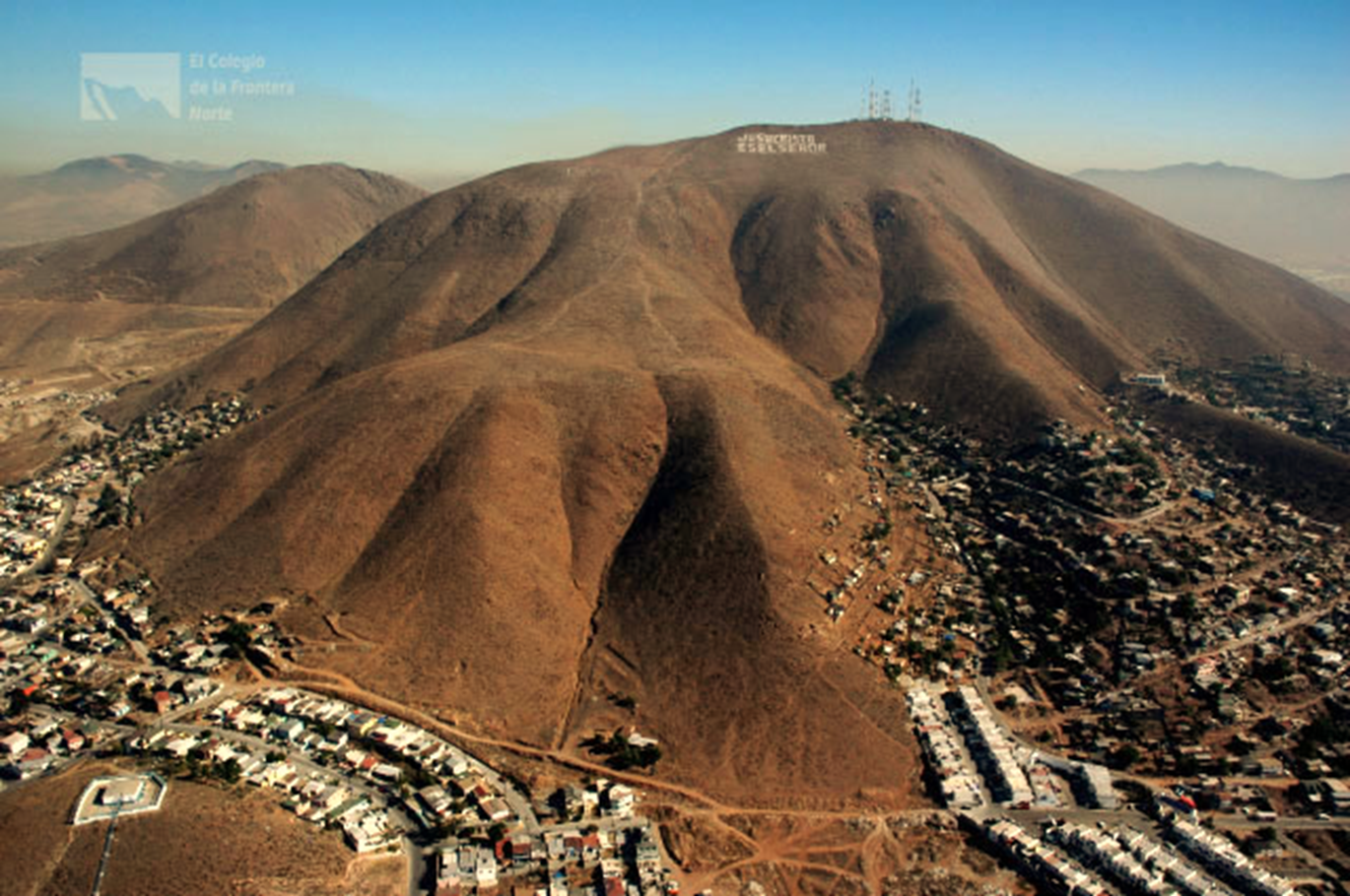 F&B Cerro Colorado Dos montañas pequeñas en una sola belleza
