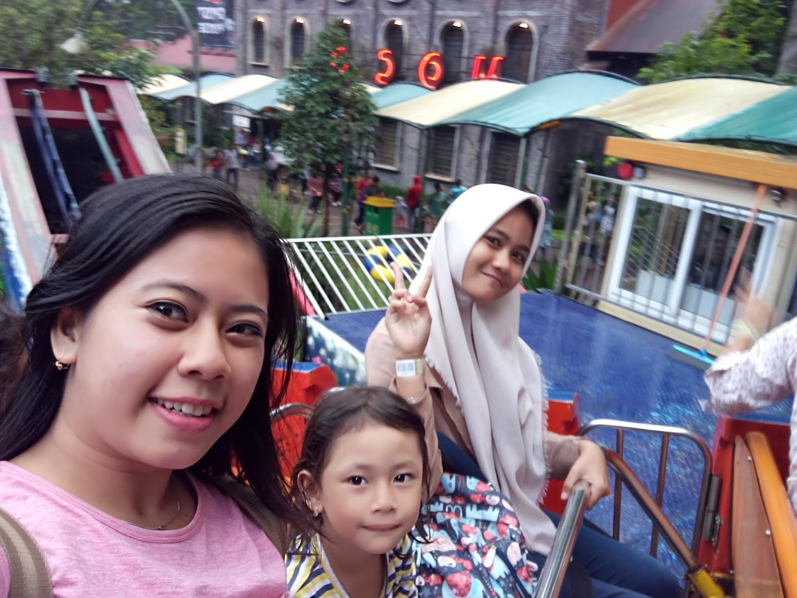 Isty Meilia: Backpacker ke Taman Safari Indonesia ...