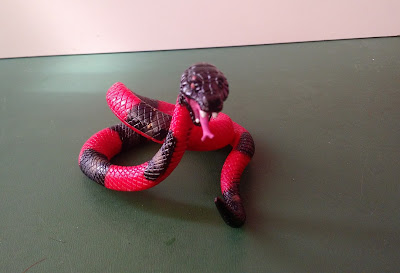Miniatura de vinil cobra vermelha com listras pretas , enrolada aparenta ser da Chap Mei 7cm de altura   R$ 15,00