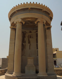 το ταφικό μνημείο της οικογένειας Ζάννη Πετροκόκκινου στο ορθόδοξο νεκροταφείο του αγίου Γεωργίου στην Ερμούπολη