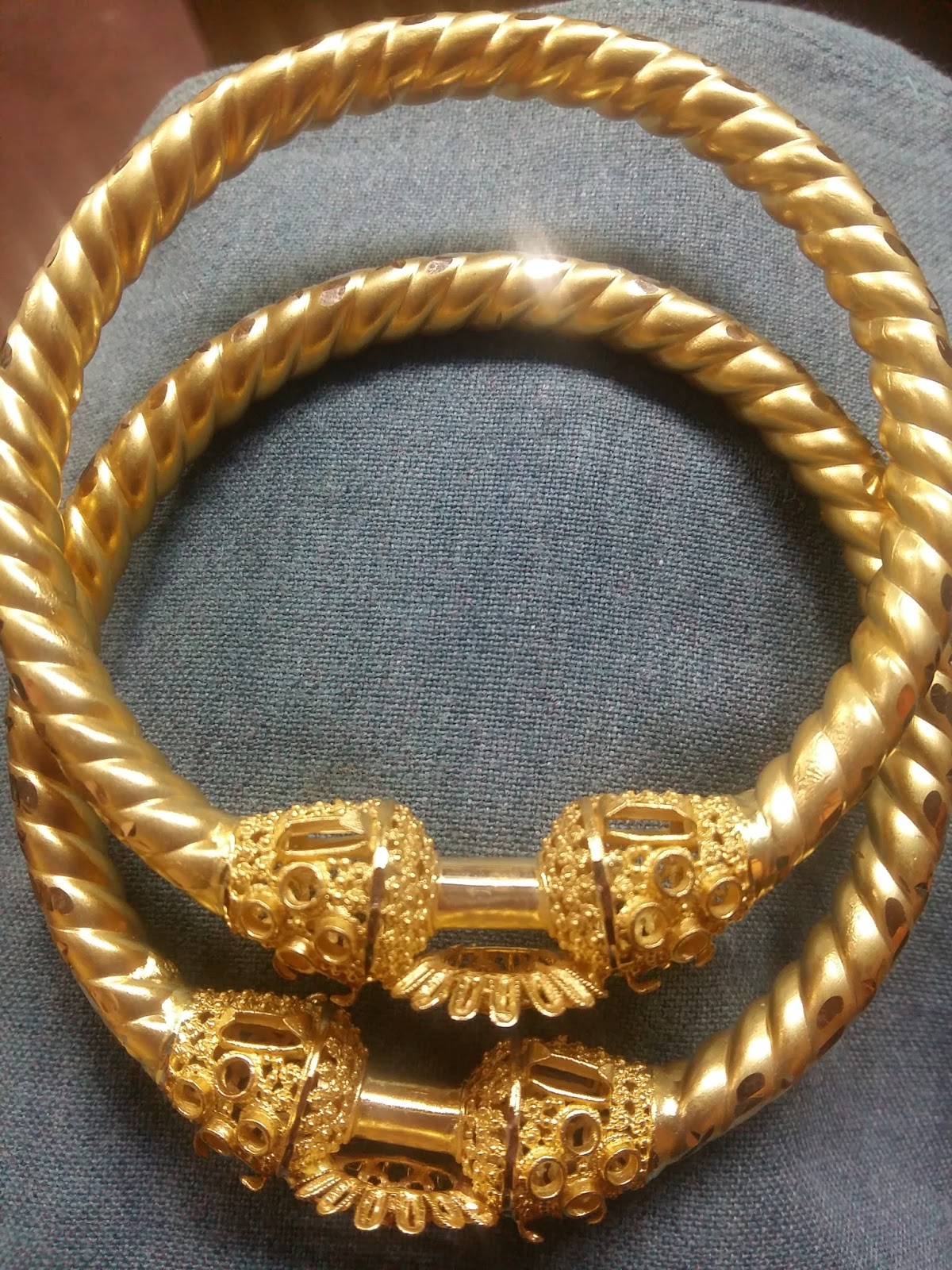 Gold Bangles : Solid Gold Bangle With Stone Style