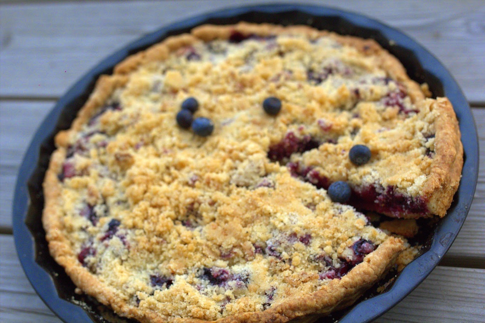 Blueberry/Raspberry pie with crumbled topping
