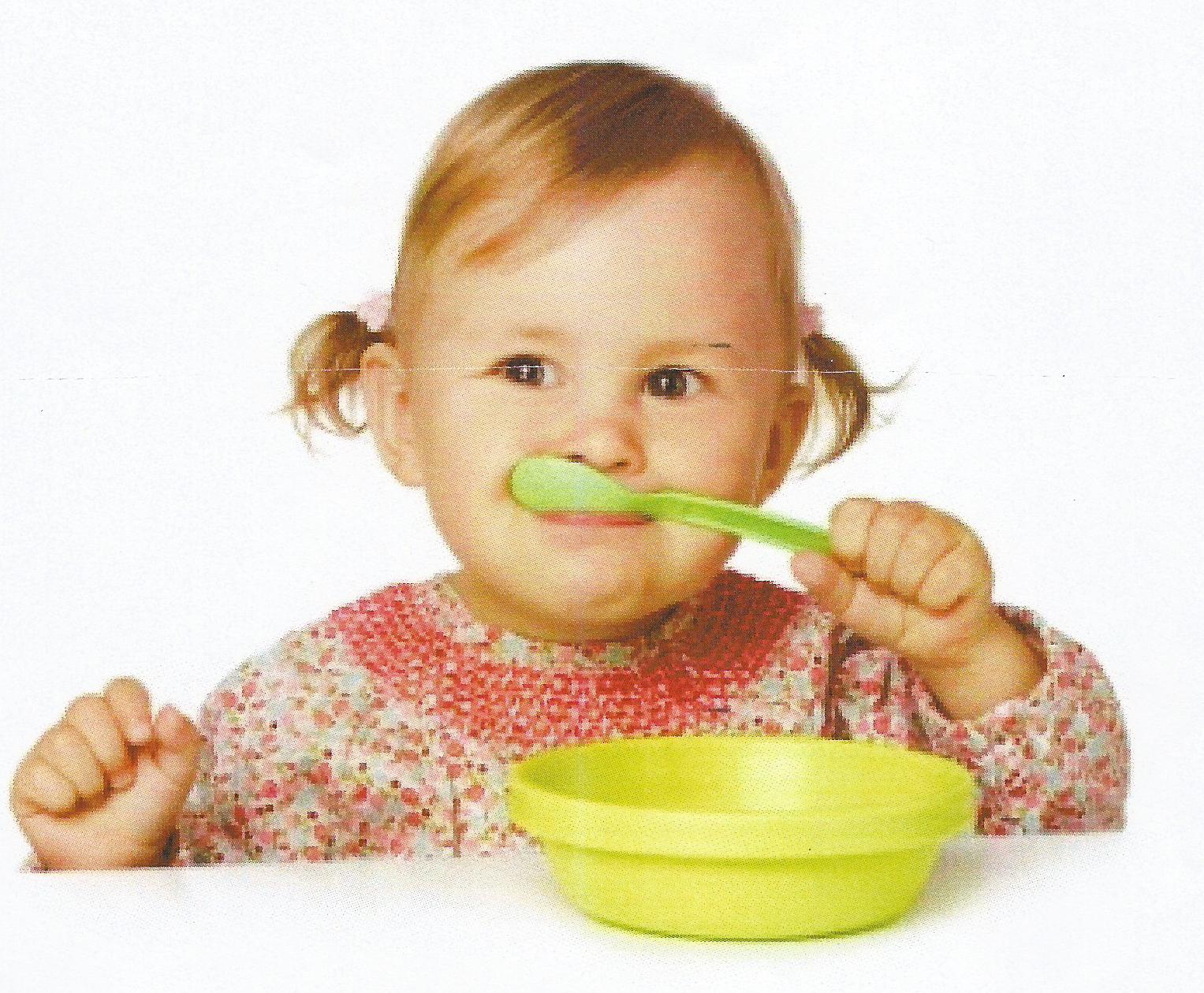 Кушаем кашку. Ребенок кушает. Девочка кушает. Ребенок ест на белом фоне. Ребенок ест ложкой.