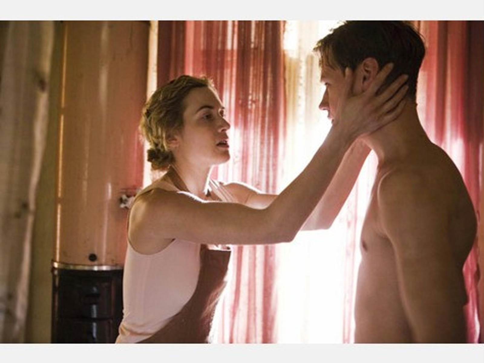 Наоми уоттс тайное влечение. Молодые женщины в постели. Влюбленный подросток. Страсть не знает преград фильм 2009. Деревенские крокодилы сериал поцелуй.