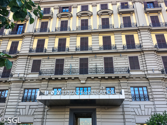 Fachada del hotel UNA Napoli.