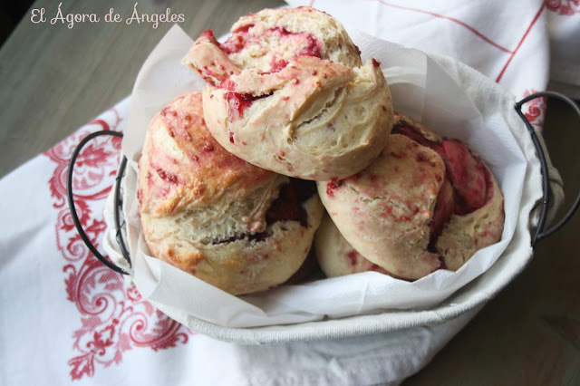 Bollitos  Rellenos De Mermelada De Frambuesa
