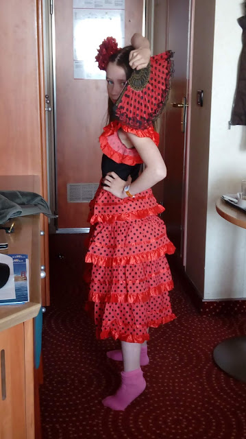 Notre petite espagnole qui s'est trouvée une robe pour danser le flamenco.
