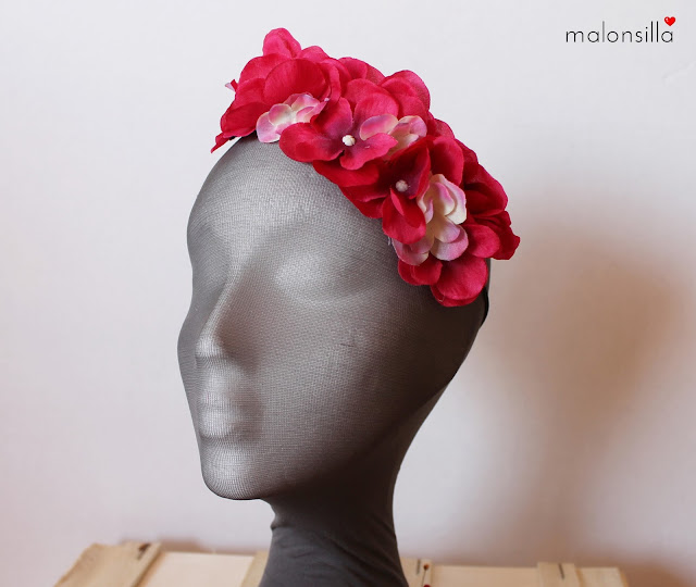 Sombrero canotier copa baja negro con cinta y flores en rojo desmontable diadema flores